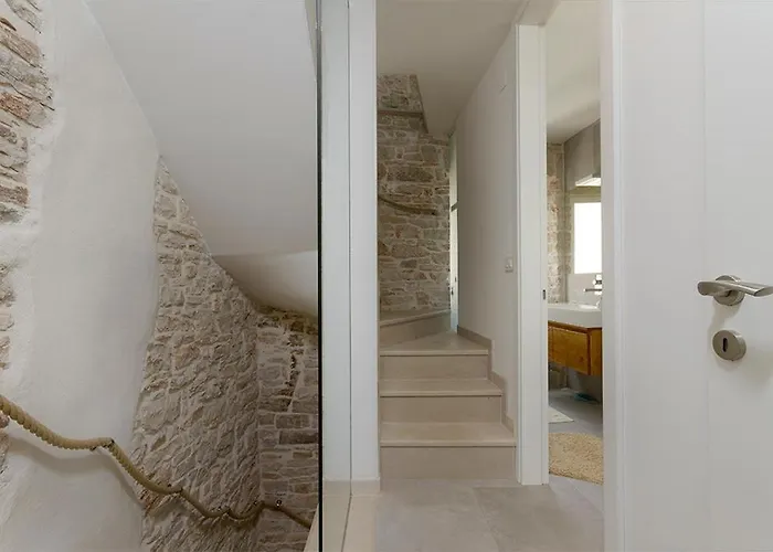 Luxury House Bale